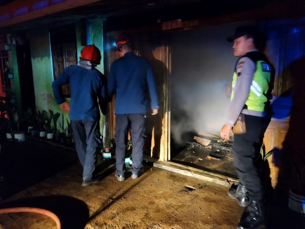 Rumah Kosong Di Ambarawa Terbakar, Diduga Akibat Arus Pendek.
