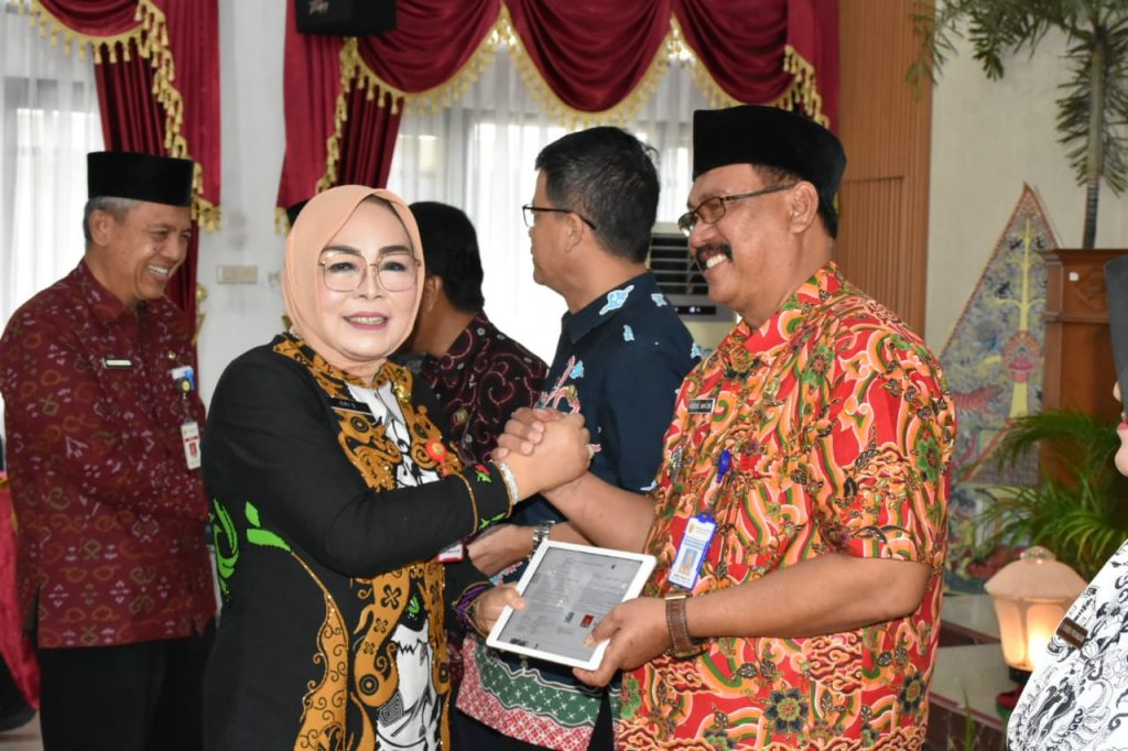 Bupati Grobogan Menyerahkan SK Purna Tugas Kepada Camat Toroh.