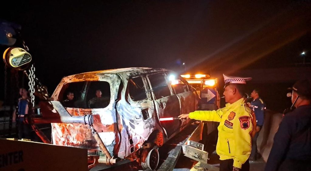 Minibus Terbakar Di Tol Ungaran, Diduga Konsleting Dari Dalam Mesin.
